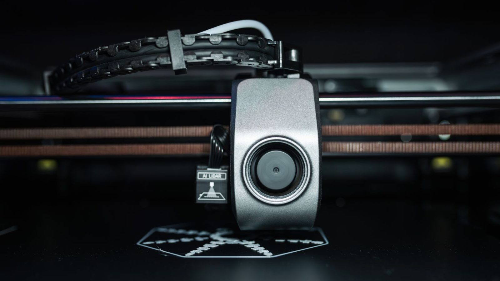 Detailaufnahme eines scharf abgebildeten 3D-Drucker-Extrusionskopfs, der moderne Technik zeigt