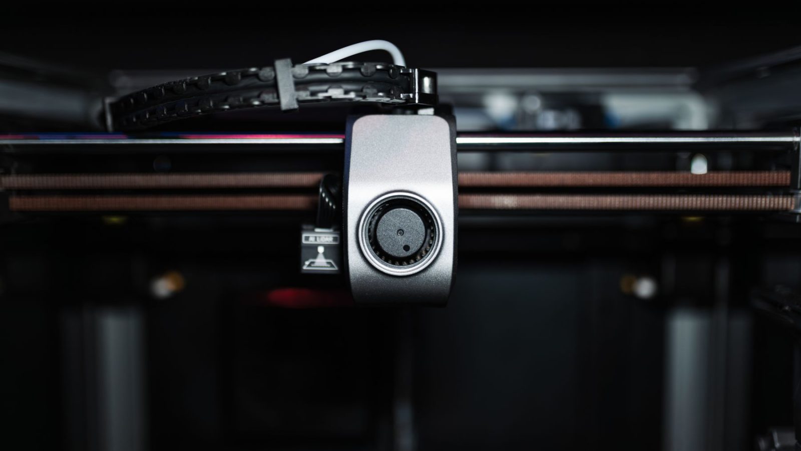 Makroaufnahme einer 3D-Drucker-Düse, die Technik und Präzision hervorhebt