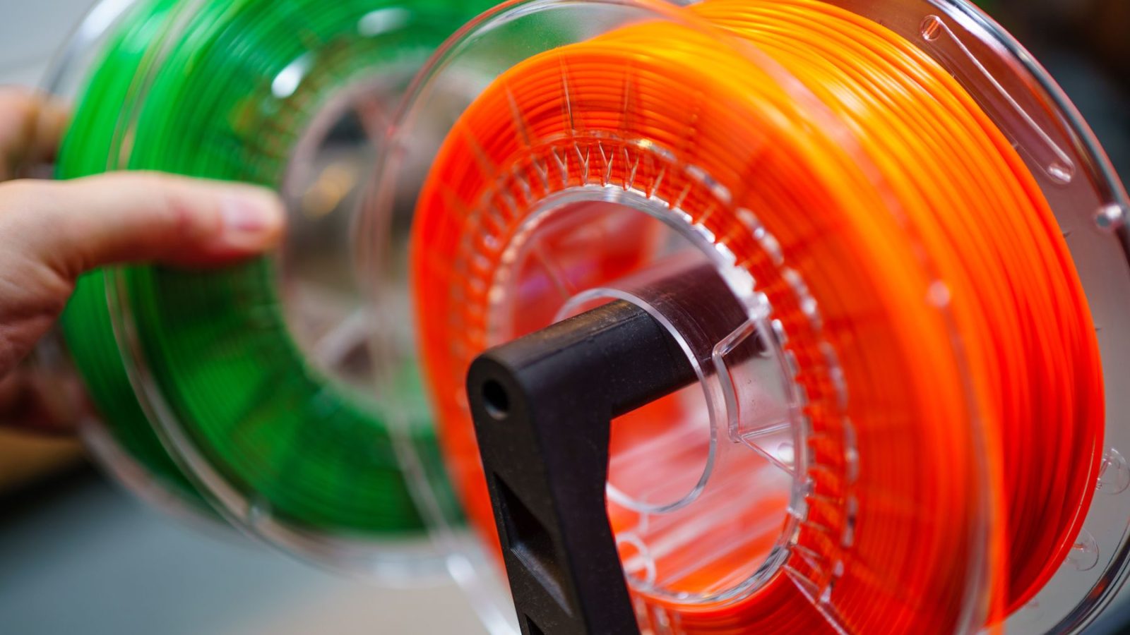 Vivaci bobine di filamento per stampa 3D arancioni e verdi per applicazioni produttive innovative