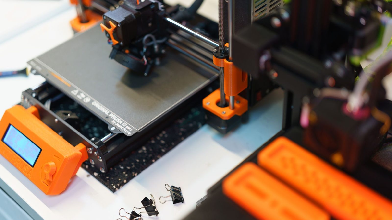 Detailansicht eines 3D-Druckers in einem modernen industriellen Umfeld, die Technik und Kreativität zeigt