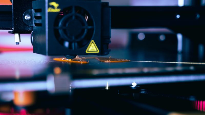 Detailansicht eines 3D-Druckkopfs im Betrieb, die moderne Drucktechnologie zeigt