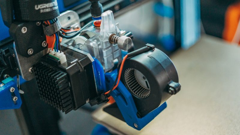 Detailansicht von 3D-Drucker-Teilen mit Kabeln und Ausrüstung in einer Werkstatt