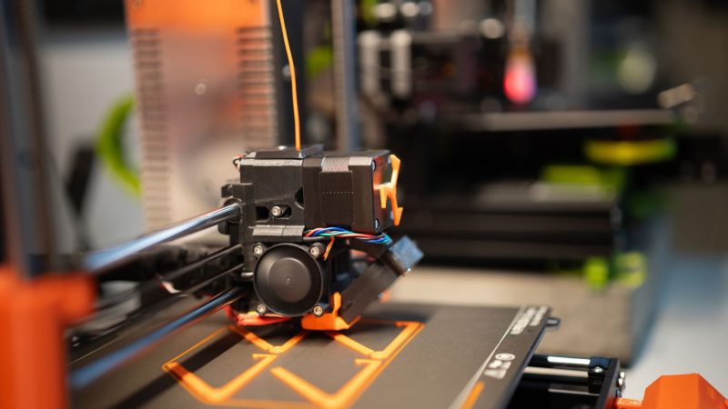 Detailansicht eines 3D-Druckerkopfs, der gerade ein Design druckt