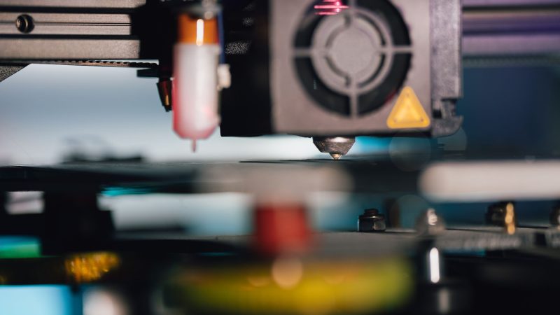 Detailansicht eines 3D-Drucker-Extruders, die moderne Technik und Präzision zeigt